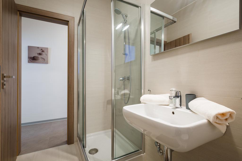 Ivni Apartmani Novigrad Istria Szoba fotó